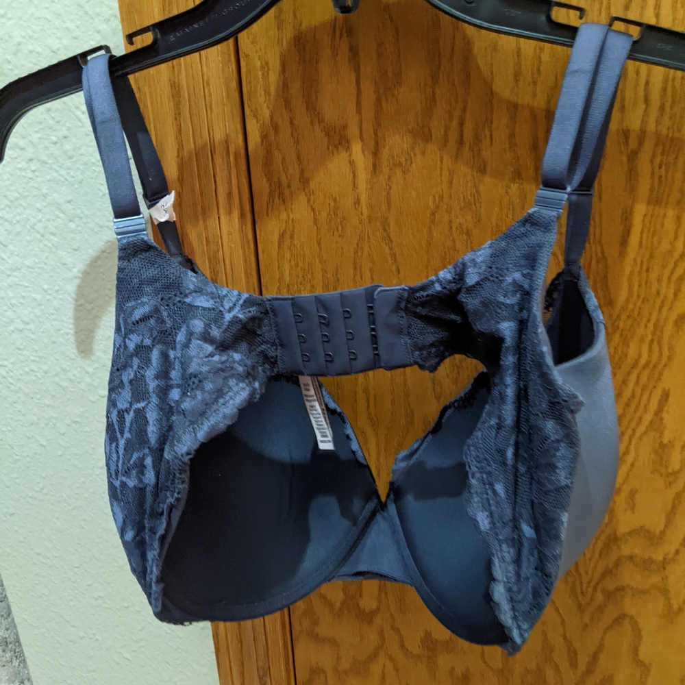 Victoria Secret - Picture 2 of 4